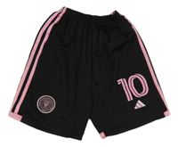 Černé sportovní kraťasy s číslem 