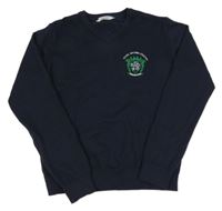 Tmavomodrý sveter s erbem everyday