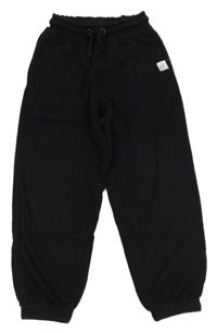 Černé tepláky s nášivkou George