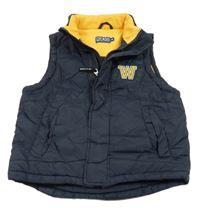 Tmavomodrá šušťáková zateplená vesta s písmenem