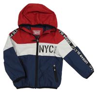 Červeno-bílo-tmavomodrá šusťáková jarní bunda s nápisem a kapucí C&A