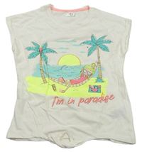 Smotanové tričko s dívkou na pláži