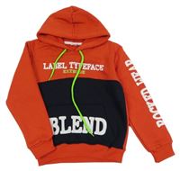 Červeno-tmavomodrá mikina s nápisy a kapucí 