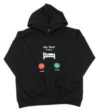 Čierna mikina s potlačou a kapucňou