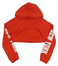 Červená crop mikina s nápisem na rukávech a kapucňou
