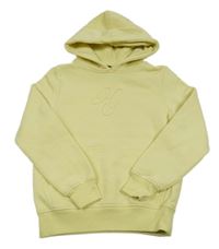 Žltá mikina s písmenem a kapucňou