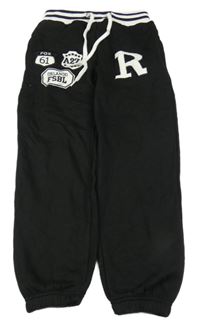 Černé tepláky s nášivkami 