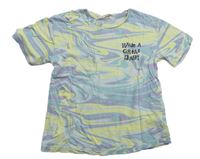 Světlemodro-žlto-fialové vzorované tričko s nápisom H&M
