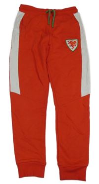 Červeno-bílé tepláky s nášivkou 