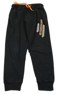 Černé tepláky s nápisem