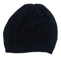 Čierna pletená čapica s dirkovaným vzorom