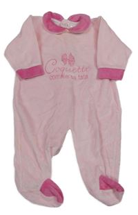 Světlerůžoovo-ružový zamatový overal s nápismi a mašličkou a golierikom