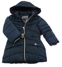 Tmavomodrý prošívaný šusťákový zimní kabát s kapucí a páskem