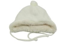 Smetanová čepice s bambulí