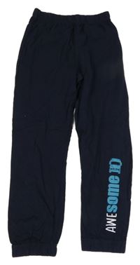 Tmavomodré pyžamové kalhoty s nápisem YIGGA