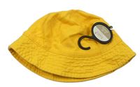 Žltý klobúk M&Co.