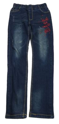 Tmavomodré džegíny s nápisom a kamienkami