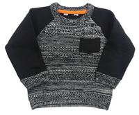 Sivo-čierny sveter s teplákovými rukávy s vreckom