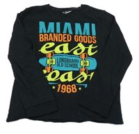 Černé triko s nápisy a skateboardem 