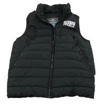 Čierna rebrovaná šušťáková zateplená vesta s nápismi George