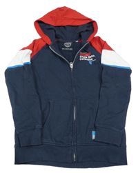 Tmavomodro-bielo-červená prepínaci mikina s nápismi a nášivkou a kapucňou C&A