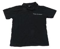 Čierne polo tričko s nápismi a žokejem a golierikom JAMES&NICHOLSON