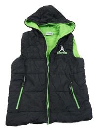 Čierno-zelená šušťáková zateplená vesta s nápisom a kapucňou