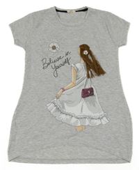 Světlešedé tričko s dívkou 