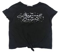 Čierne crop tričko s nápismi a flitrami a uzlom H&M