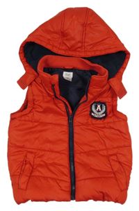 Červená prošívaná šusťáková zateplená vesta s nášivkou a kapucí F&F