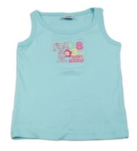 Svetlomodrý top s dívkou a číslom