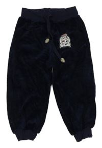 Tmavomodré zamatové tepláky s nášivkou