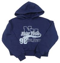 Tmavomodrá crop mikina s nápisom a kapucňou