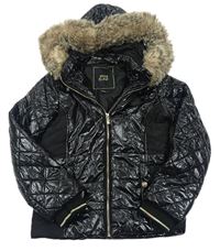 Čierna prešívaná nepromokavo/šusťáková zimná bunda s kapucňou s kožešinou RIVER ISLAND