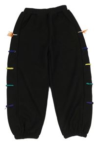 Čierne rebrované teplákové tepláky s barevnými tkaničkami