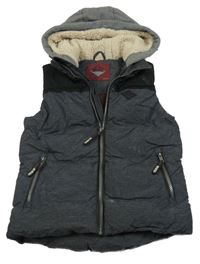 Černo-melírovaná šusťáková zateplená vesta s nášivkou a kapucí Next