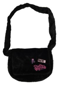 Černá kožešinová kabelka s nápisy 