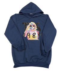 Tmavomodrá mikina s dívkou a číslom a kapucňou