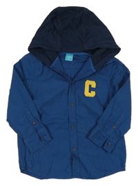 Tmavomodrá košeľa s písmenem a teplákovou kapucňou