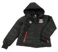 Černá šusťáková zateplená bunda s potiskem a kapucí