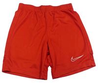 Červené sportovní kraťasy s logem Nike