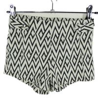 Dámske bielo-čierne vzorované kraťasy Bershka