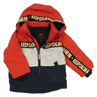 Červeno-bílo-tmavomodrá šusťáková jarní bunda s nápisem a kapucí Name it