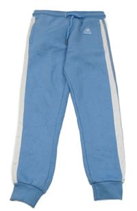 Světlemodré tepláky s nášivkou a bílým pruhem