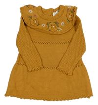 Horčicové pletené šaty s golierom s 3D kvety