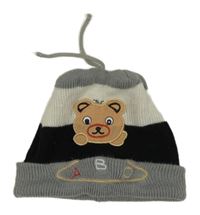 Sivo-bielo-čierna pletená čapica s medvedíkom a písmenky