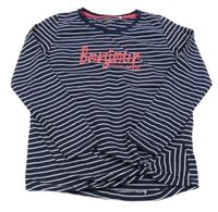 Tmavomodro-bílé pruhované triko s nápisy a překřížením YIGGA