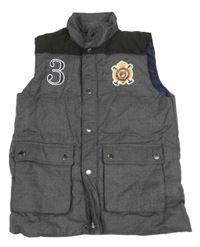 Šedá šusťáková zateplená vesta s nášivkami 