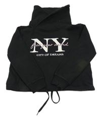 Čierna crop mikina s nápismi a komínovým golierom Page one young