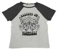 Bielo-antracitové crop tričko s motýlom a nápismi C&A